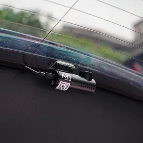 Camera hành trình phía sau gắn trên kính sau của xe ô tô