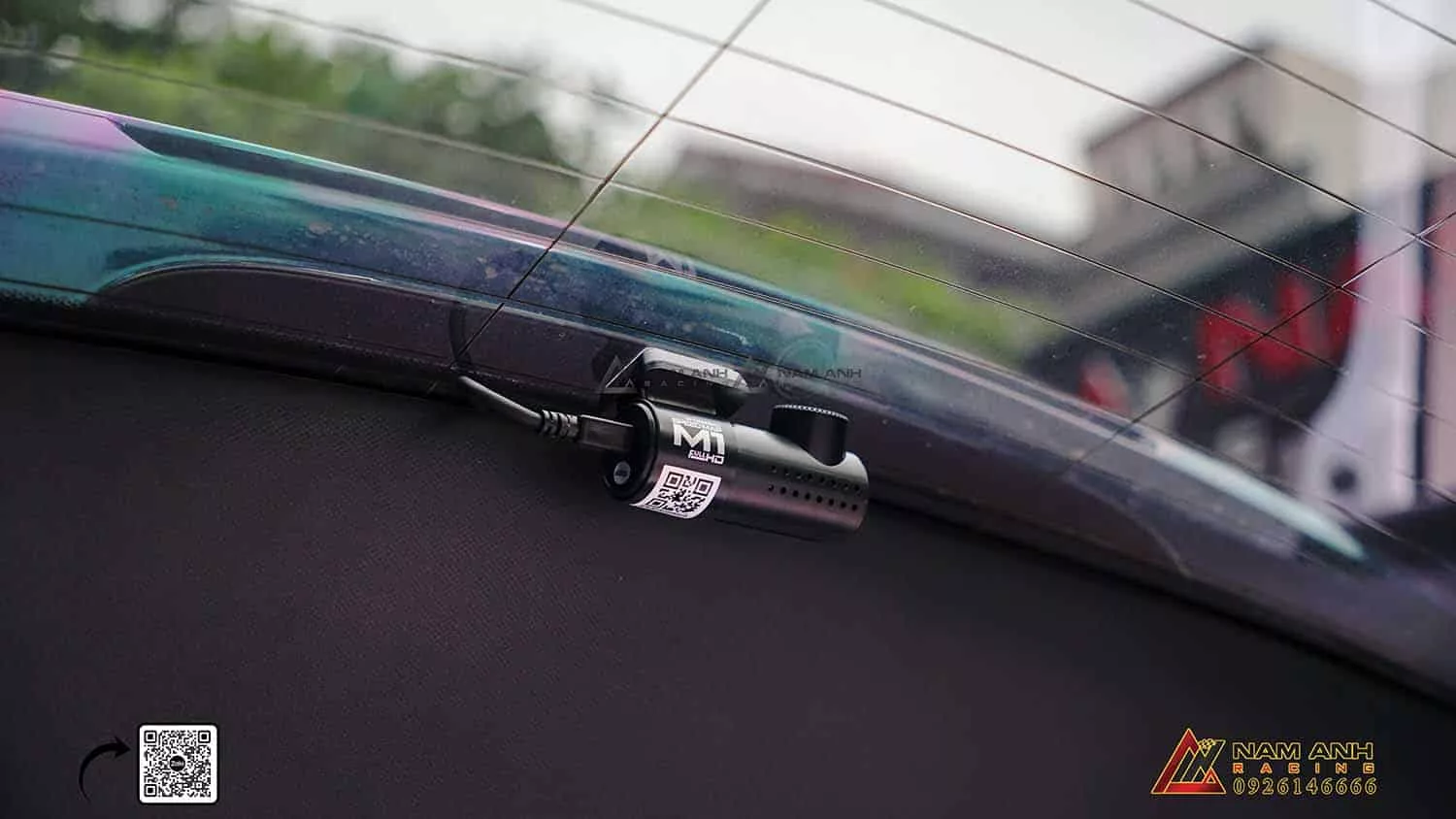 Camera hành trình phía sau gắn trên kính sau của xe ô tô