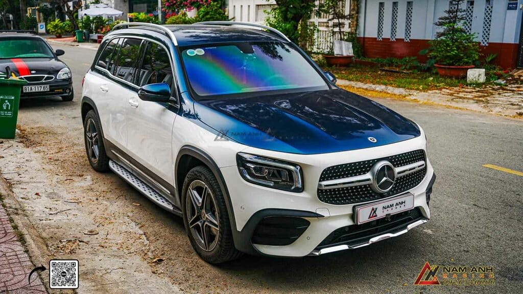 Mercedes GLB 200 là lựa chọn lý tưởng cho những ai yêu thích sự sang trọng và thể thao, nhưng vẫn còn điểm trừ khi thiếu bệ bước cơ và ghế phụ chỉnh điện. Việc lên xuống xe trở nên bất tiện, đặc biệt với người lớn tuổi và trẻ nhỏ, trong khi ghế phụ chỉnh cơ khiến hành khách khó tìm được tư thế ngồi thoải mái. Những chi tiết tưởng chừng nhỏ nhưng lại ảnh hưởng lớn đến trải nghiệm sử dụng, khiến GLB 200 chưa thể đạt đến sự hoàn hảo xứng tầm.Nâng cấp bệ bước cơ và ghế phụ chỉnh điện chính là giải pháp tối ưu, không chỉ tăng tính tiện nghi mà còn giúp chiếc xe trở nên hiện đại và đẳng cấp hơn. Bệ bước cơ giúp việc di chuyển dễ dàng hơn, đặc biệt trong điều kiện mưa gió, đường trơn. Trong khi đó, ghế phụ chỉnh điện mang đến sự thoải mái tối đa cho hành khách, tạo nên trải nghiệm di chuyển êm ái và tiện nghi hơn bao giờ hết. Một chiếc SUV hạng sang như GLB 200 xứng đáng với những trang bị đỉnh cao, giúp chủ xe tận hưởng hành trình trọn vẹn hơn.