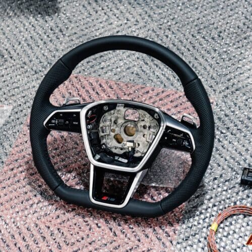 Vô lăng RS7 cho Audi A7 với các tính năng điều khiển tích hợp.