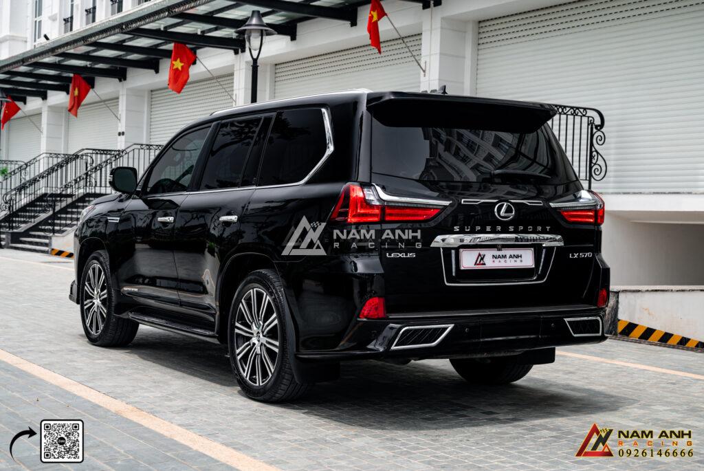 Bộ bodykit mới cho Lexus LX 570 2021 bao gồm cụm đèn pha và đèn hậu LED nguyên bản, mang đến phong cách mới mẻ và hiện đại.