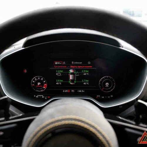 Tự động đo áp suất lốp sau mỗi lần khởi động, đảm bảo lốp luôn trong tình trạng ổn định.