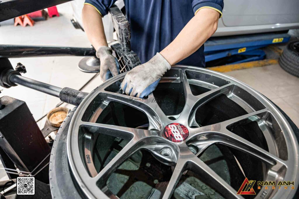 Kỹ thuật viên kiểm tra tình trạng lốp và mâm trước khi tiến hành lắp cảm biến