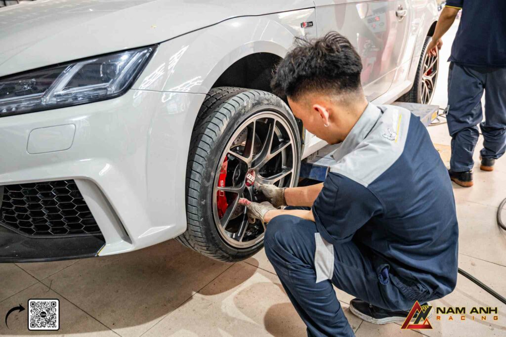 Nam Anh Racing sử dụng dụng cụ chuyên dụng, đảm bảo lắp đặt nhanh gọn và không làm trầy mâm xe