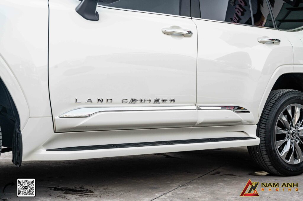 Tăng độ bề thế cho LC300 với chi tiết ốp sườn sắc nét và bậc lên xuống thiết kế liền khối