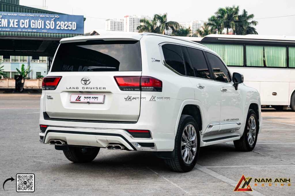 Từ đầu đến đuôi xe, mọi chi tiết đều đồng bộ – ốp cản sau góp phần tối ưu khí động học và thẩm mỹ