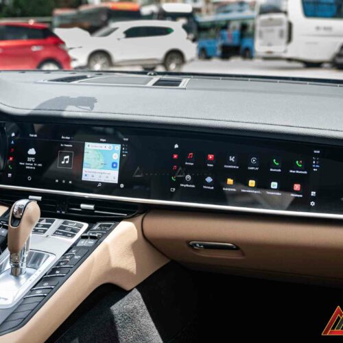 Màn hình đôi trung tâm Panamera 970 sang trọng và hiện đại