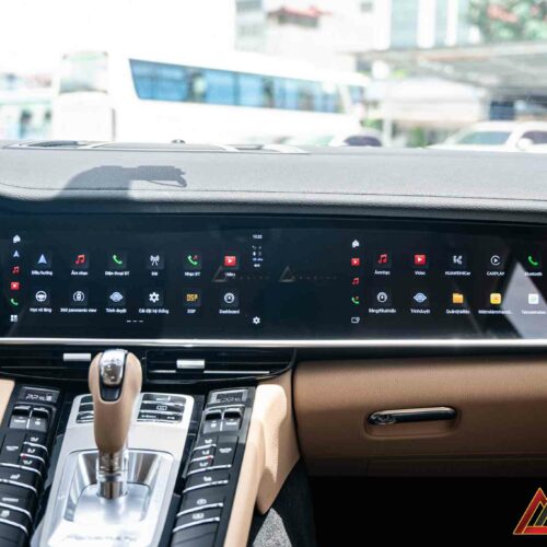 Màn hình cảm ứng đôi – Trung tâm điều khiển thông minh, đậm chất công nghệ trong khoang lái Panamera 970.