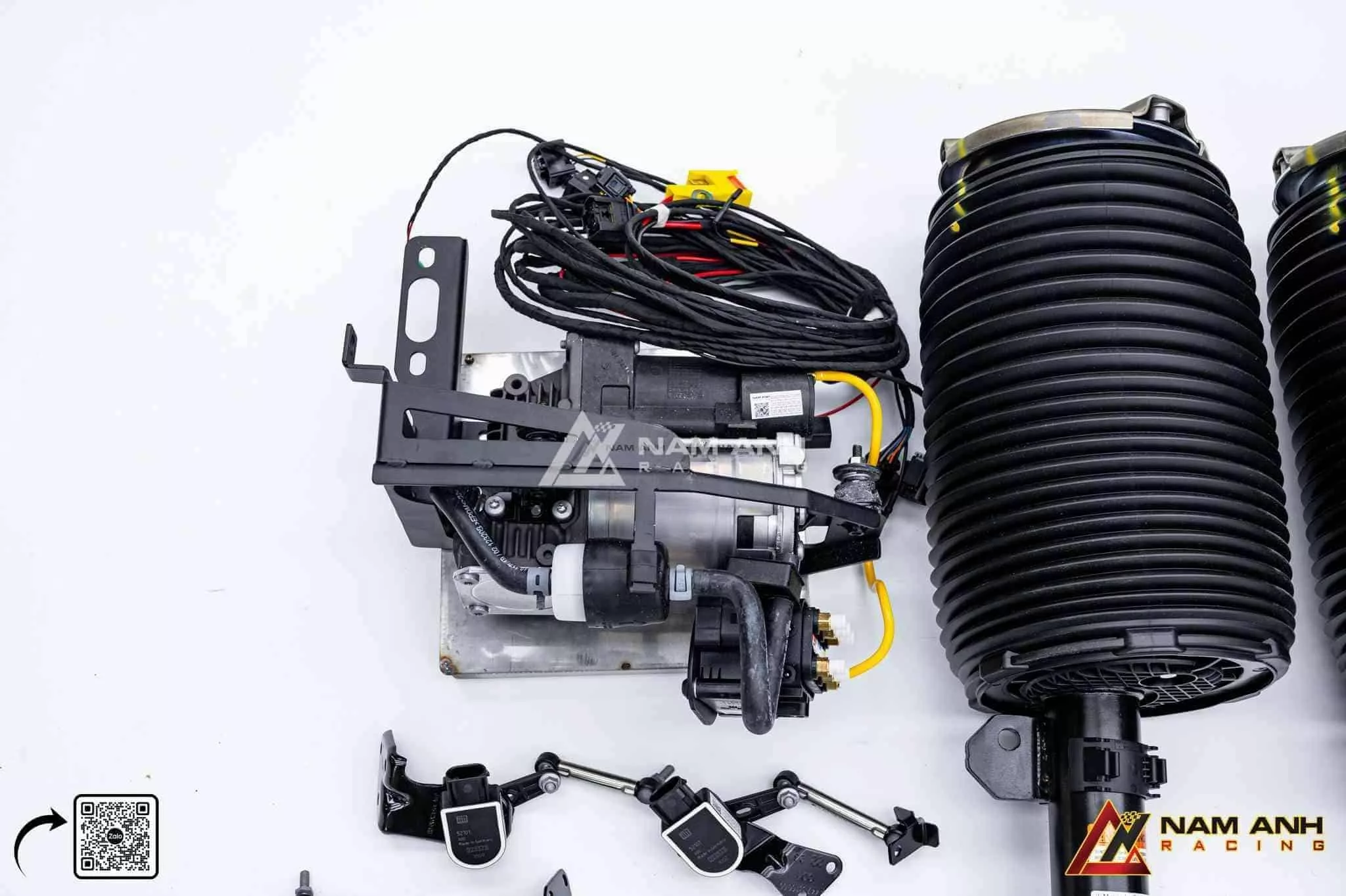 Đội ngũ kỹ thuật lắp đặt phuộc AIRMATIC cho Mercedes-Benz V-Class