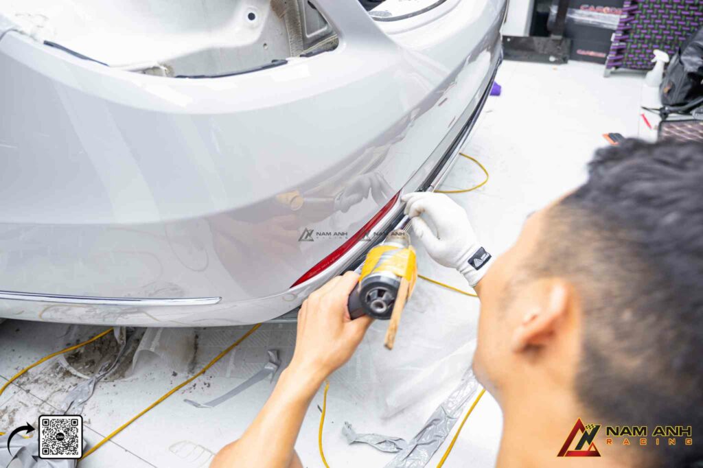 Nam Anh Racing – kỹ thuật dán film chính xác, xử lý bề mặt kỹ lưỡng, bảo toàn sơn zin tuyệt đối.