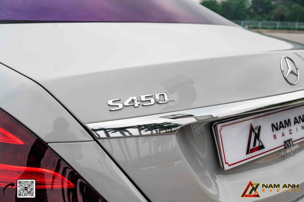 Dán đổi màu bằng Teckwrap xám xi măng – nhanh gọn, không cần sơn lại toàn bộ xe.