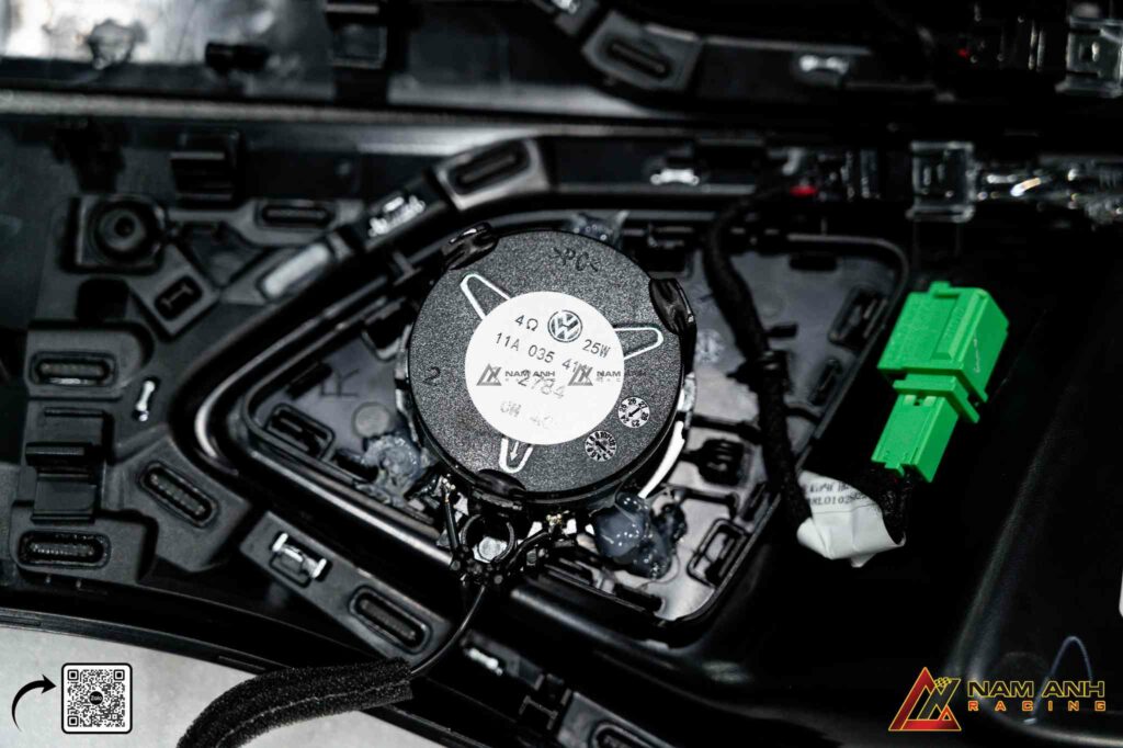 Từng đường chỉ, mặt gỗ hay chi tiết bọc da đều được chăm chút như làm nội thất cho một căn penthouse.