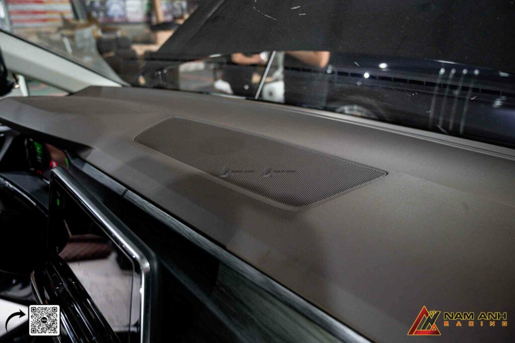 Loa bố trí thông minh quanh cabin, tạo nên không gian âm thanh vòm đậm chất điện ảnh ngay trong xe