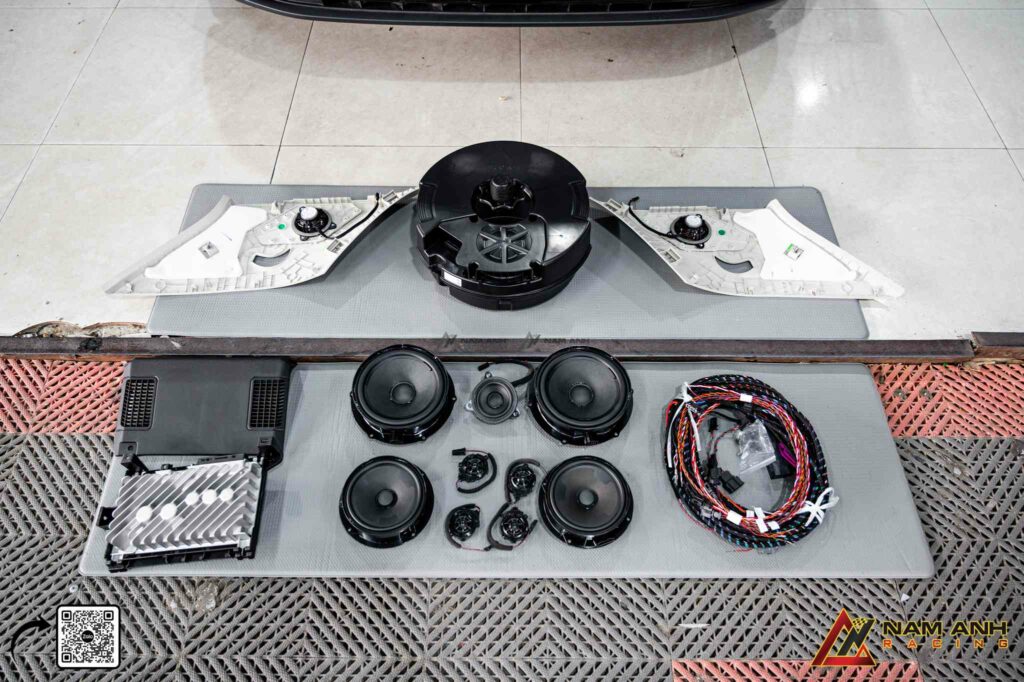 Đội ngũ kỹ thuật viên lành nghề, xử lý từng công đoạn với sự tỉ mỉ và chuẩn xác.