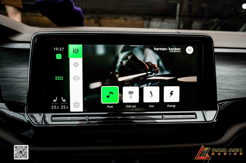 Loa đồng bộ hoàn hảo với hệ thống màn hình và điều khiển trung tâm, cho thao tác liền mạch.