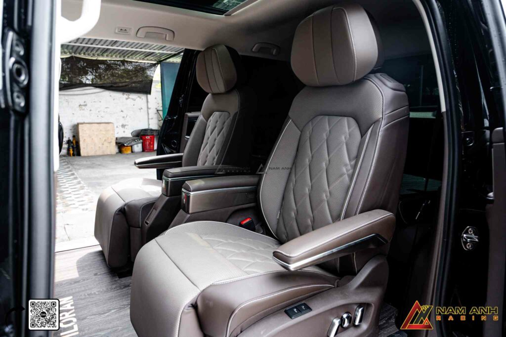 Hàng ghế thứ hai chỉnh điện giúp hành khách tìm được tư thế ngả lý tưởng chỉ với một lần chạm nhẹ