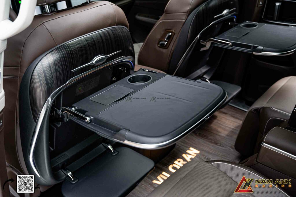 Bàn gập thông minh tạo nên không gian làm việc tiện nghi ngay trong khoang xe, sẵn sàng cho mọi nhu cầu di chuyển linh hoạt