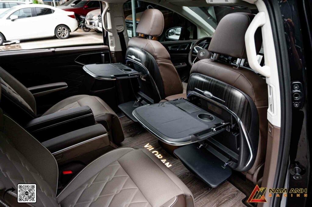 Khi không sử dụng, bàn được gập gọn một cách kín đáo, giữ nguyên sự rộng rãi và đẳng cấp của khoang hành khách.