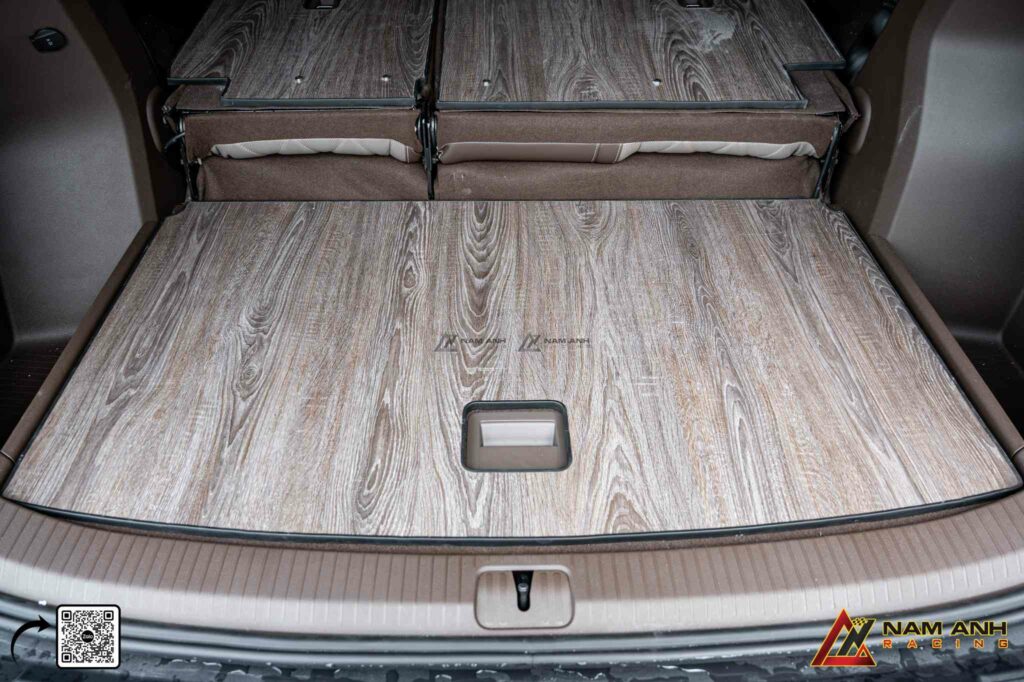 Vân gỗ phủ mờ kết hợp lớp phủ chống trượt tạo nên không gian vừa đẹp mắt vừa an toàn khi di chuyển.