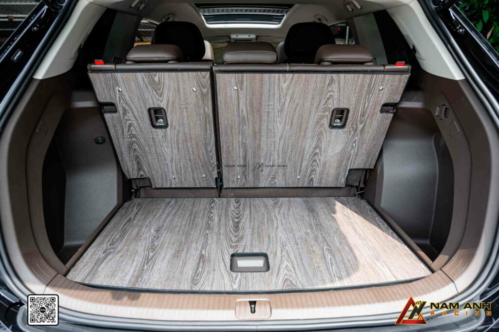 Sàn gỗ cao cấp thay thế mặt nỉ, mang lại cảm giác sang trọng và ấm cúng ngay từ ánh nhìn đầu tiên.