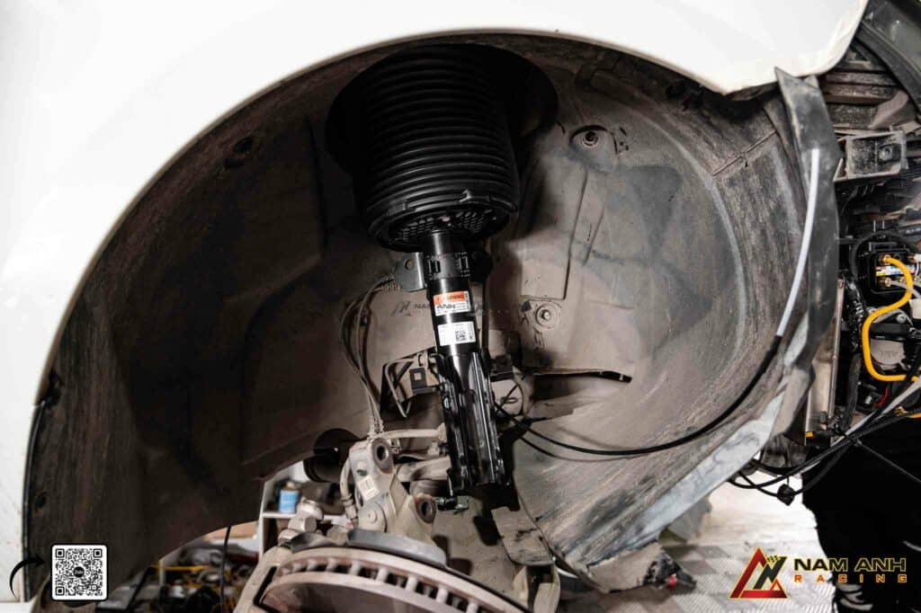 Phuộc hơi AIRMATIC giúp ổn định thân xe V-Class