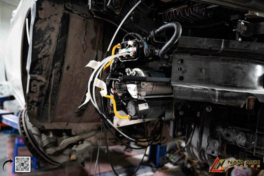 Mercedes V-Class nâng gầm bằng phuộc hơi

