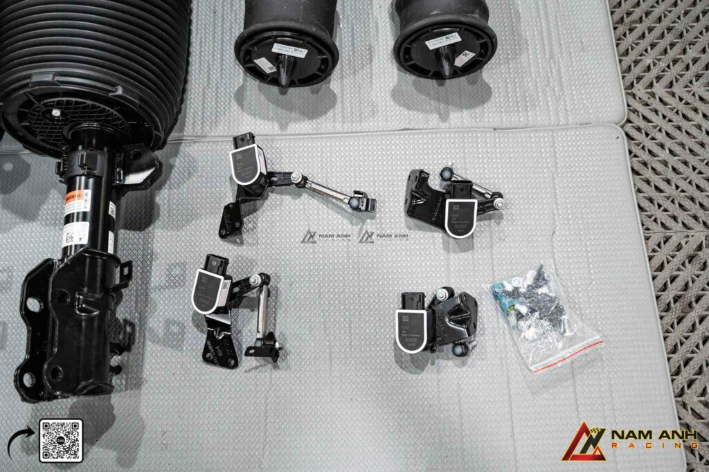 Góc nhìn phuộc hơi AIRMATIC dưới gầm xe V-Class

