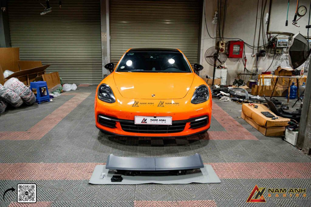 Đội ngũ kỹ thuật Nam Anh Racing thao tác tỉ mỉ, chuẩn từng milimet trên Panamera 971
