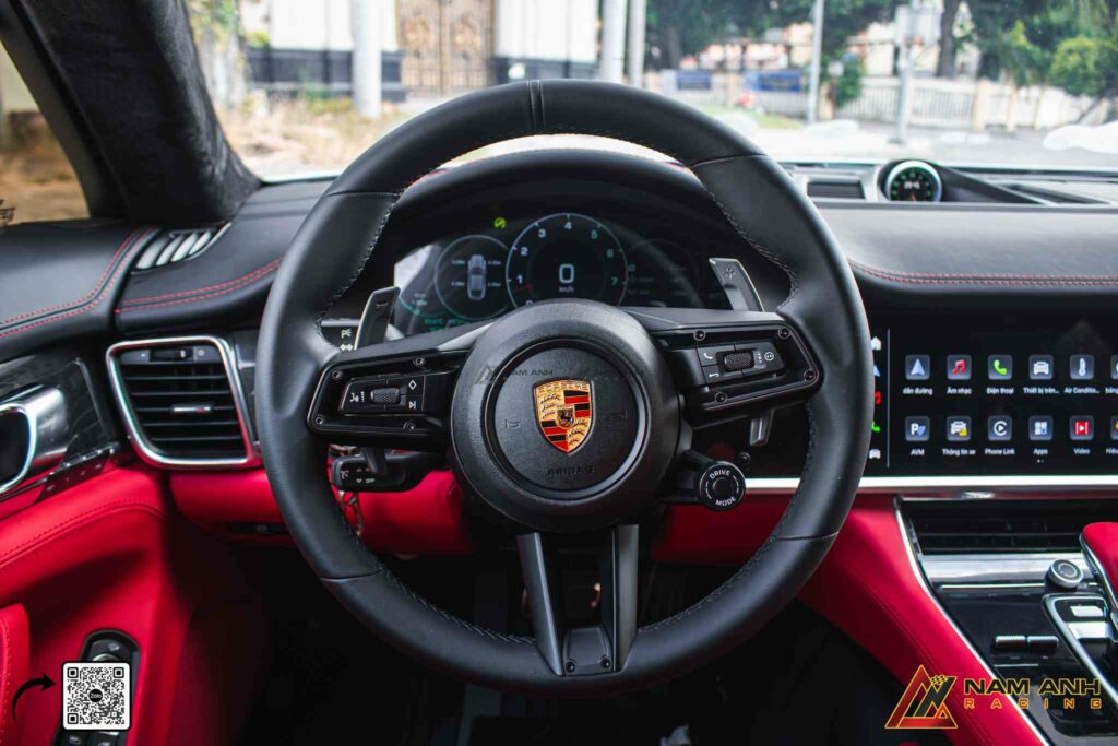 Chất liệu da cao cấp kết hợp ốp kim loại tạo cảm giác cầm nắm chắc chắn, sang trọng.