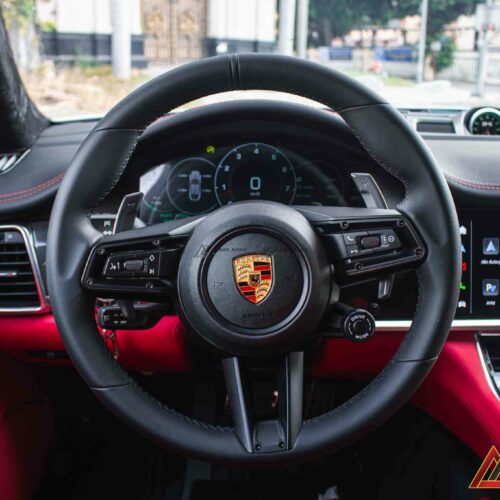 Chất liệu da cao cấp kết hợp ốp kim loại tạo cảm giác cầm nắm chắc chắn, sang trọng.