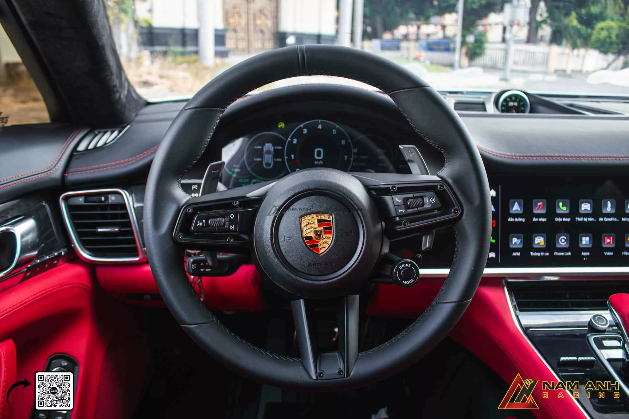 Chất liệu da cao cấp kết hợp ốp kim loại tạo cảm giác cầm nắm chắc chắn, sang trọng.