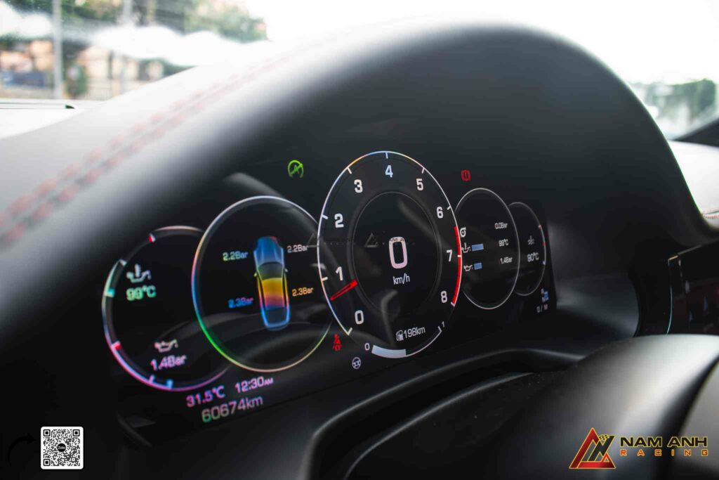 Thiết kế đồng hồ trung tâm giữ lại DNA thể thao của Porsche qua mặt kim truyền thống.