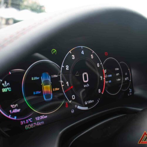 Thiết kế đồng hồ trung tâm giữ lại DNA thể thao của Porsche qua mặt kim truyền thống.