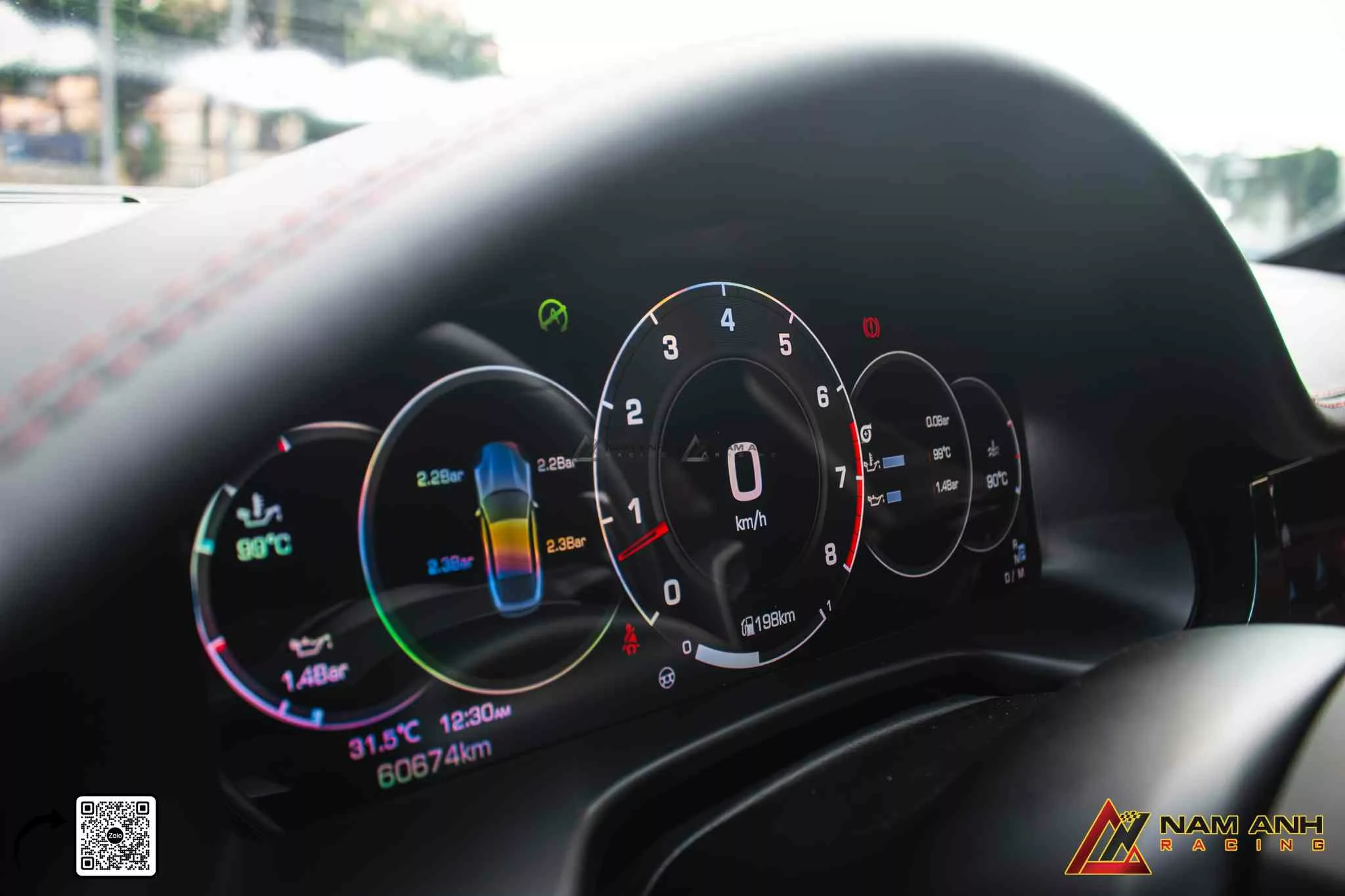 Thiết kế đồng hồ trung tâm giữ lại DNA thể thao của Porsche qua mặt kim truyền thống.