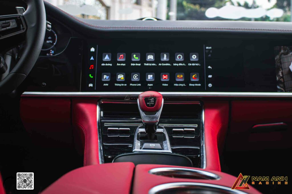 Bảng điều khiển cảm ứng phẳng tạo nên giao diện số hóa tinh gọn và tiện dụng.