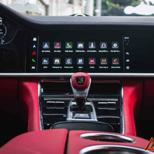 Bảng điều khiển cảm ứng phẳng tạo nên giao diện số hóa tinh gọn và tiện dụng.