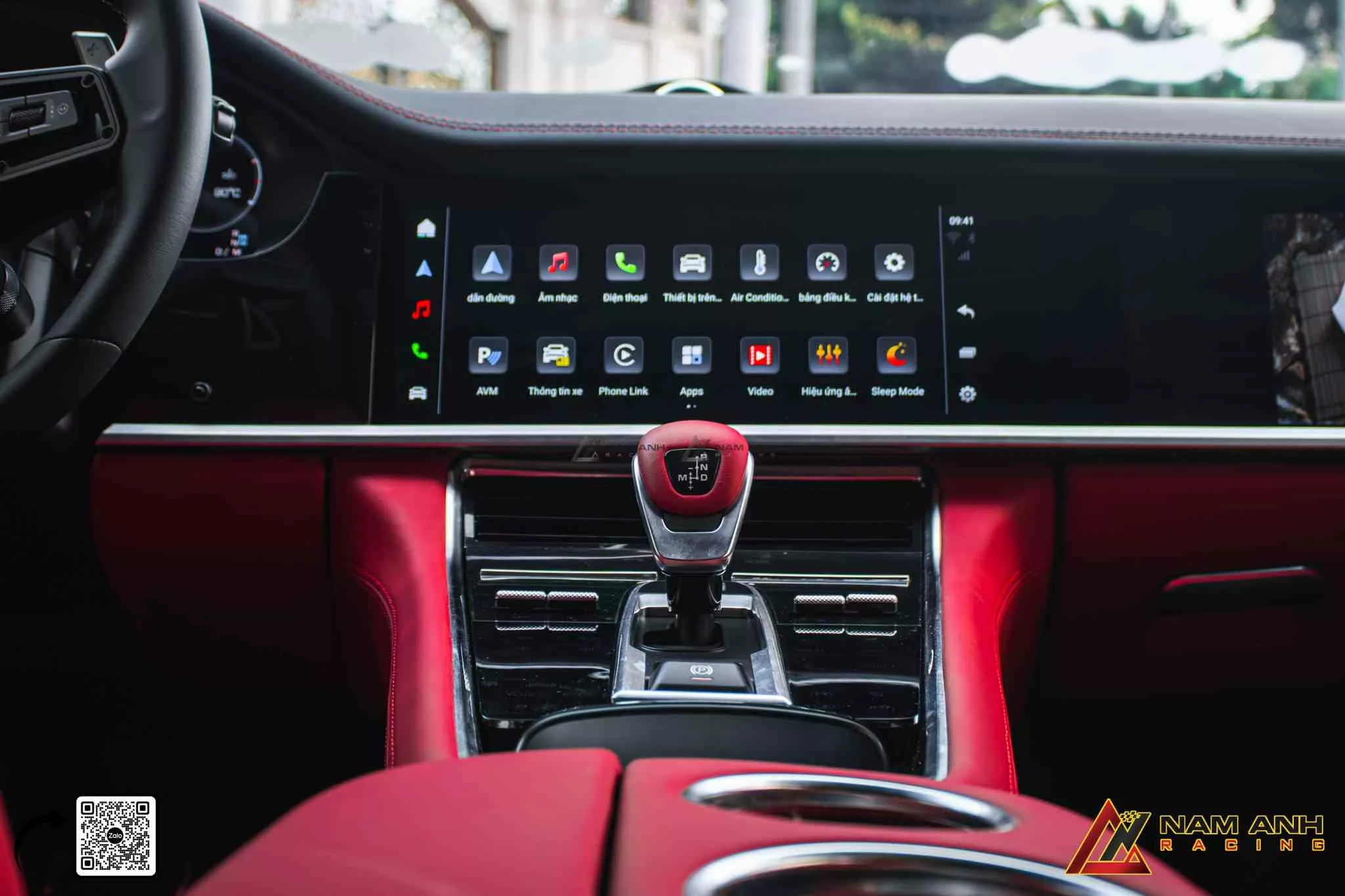 Bảng điều khiển cảm ứng phẳng tạo nên giao diện số hóa tinh gọn và tiện dụng.