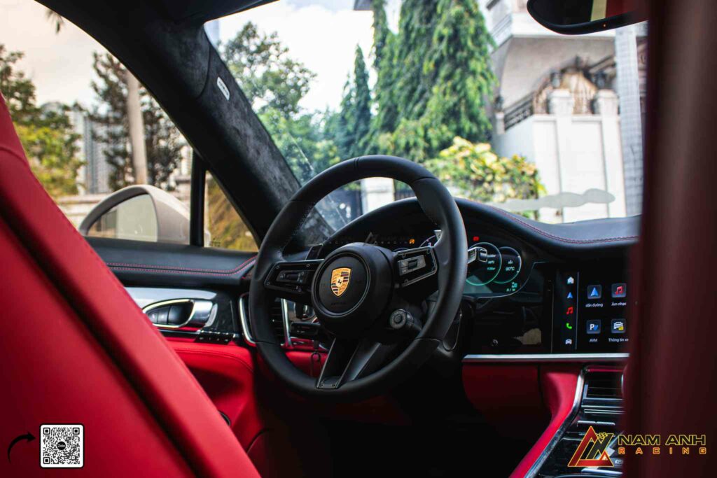 Vô lăng thể thao ba chấu bọc da, tích hợp nút điều khiển tiện lợi trong tầm tay.