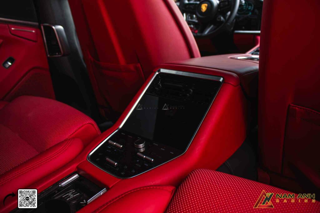 Hàng ghế sau rộng rãi, có bệ tì tay và điều khiển riêng – không gian của sự thư giãn.
