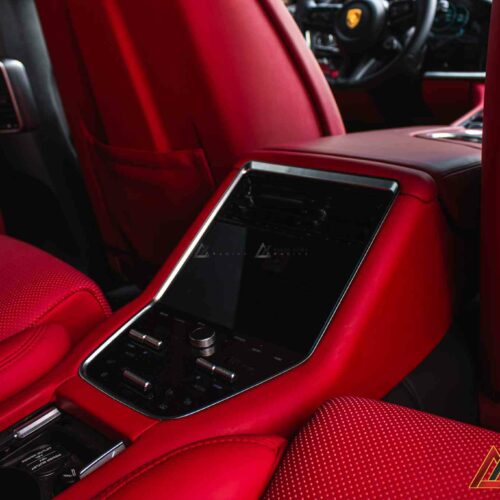 Hàng ghế sau rộng rãi, có bệ tì tay và điều khiển riêng – không gian của sự thư giãn.