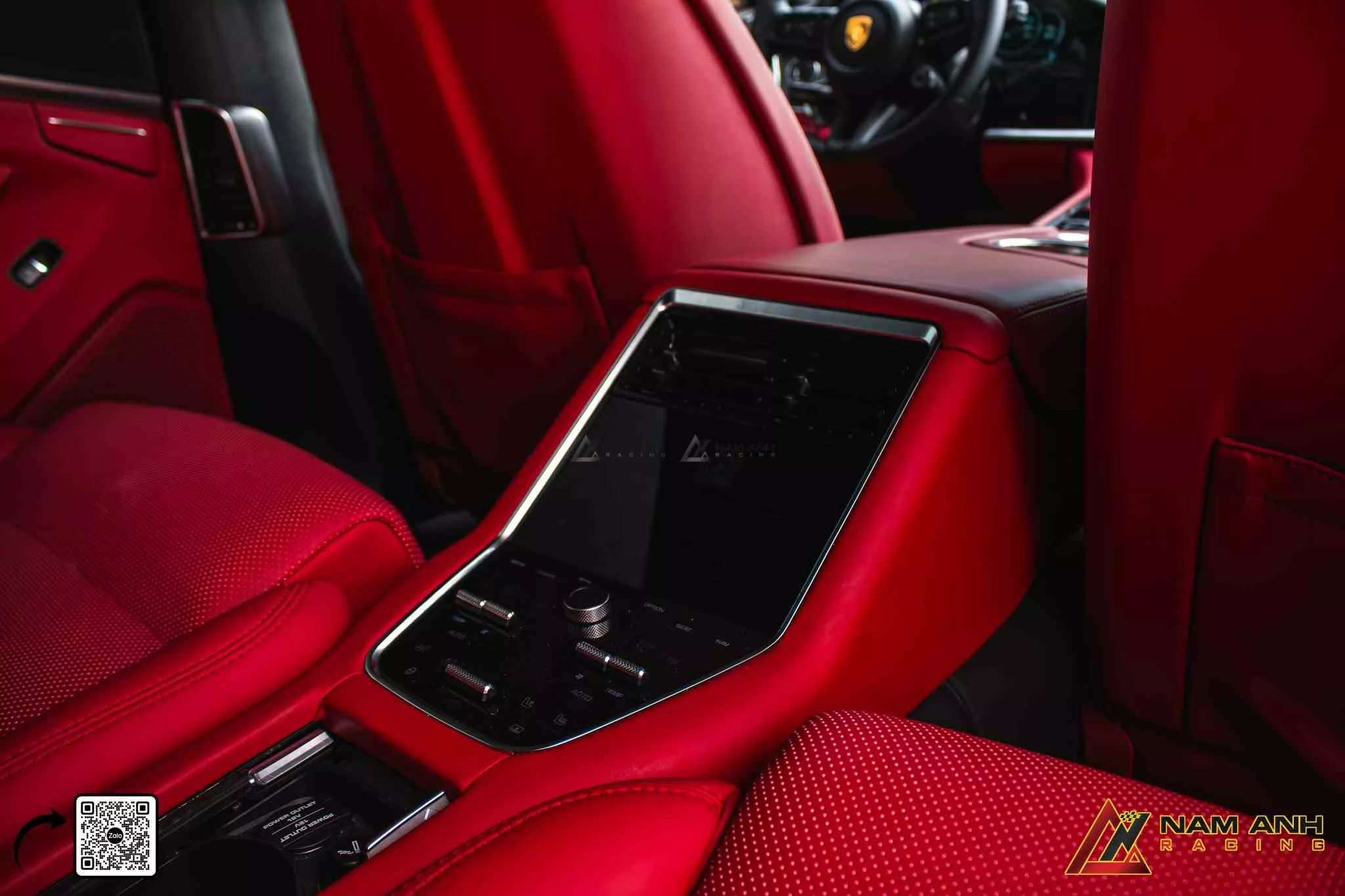 Hàng ghế sau rộng rãi, có bệ tì tay và điều khiển riêng – không gian của sự thư giãn.