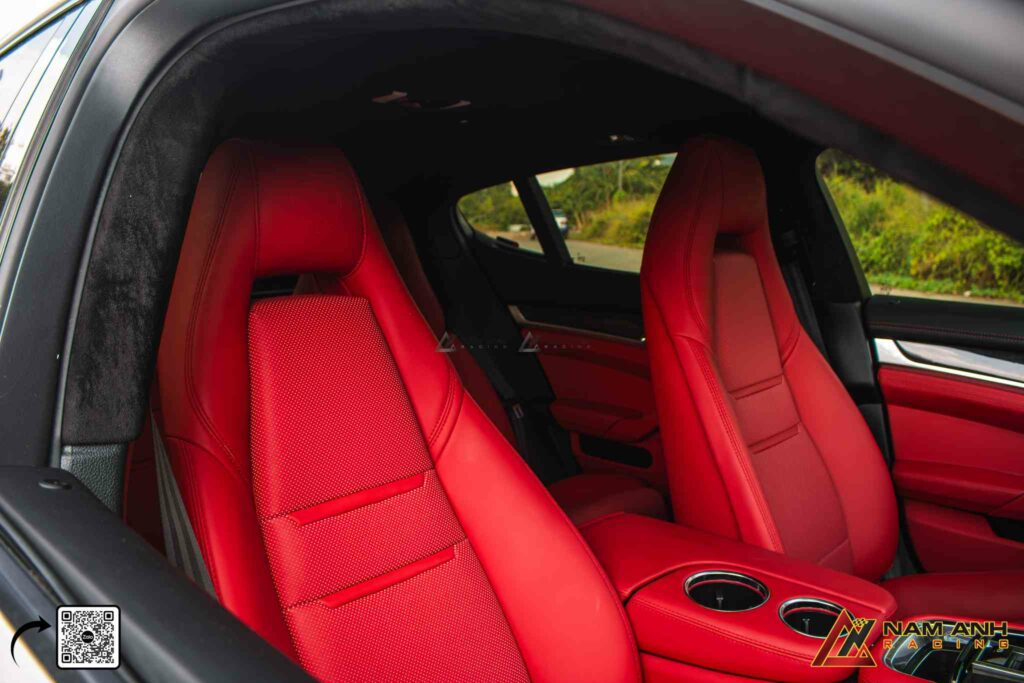 Ghế ngồi bọc da cao cấp chuẩn mực mới của sự thoải mái và đẳng cấp.