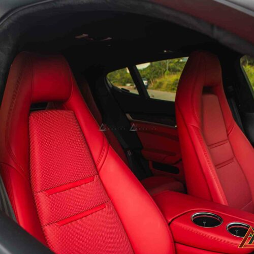 Ghế ngồi bọc da cao cấp chuẩn mực mới của sự thoải mái và đẳng cấp.