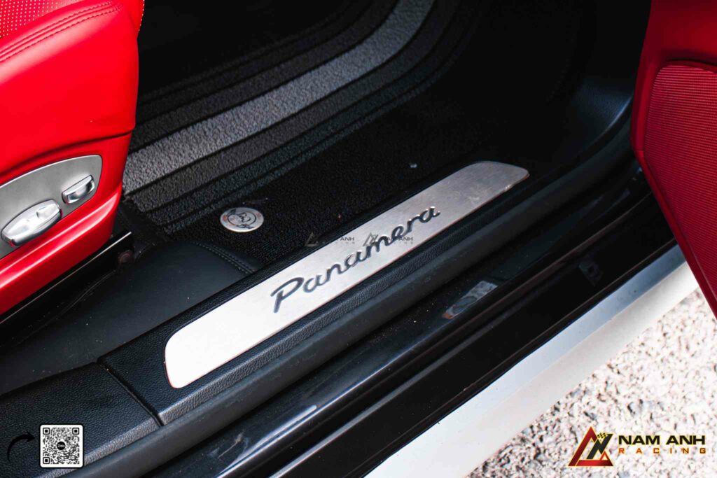 Sự hòa quyện giữa da cao cấp, gỗ tự nhiên và kim loại mang đến không gian đẳng cấp.