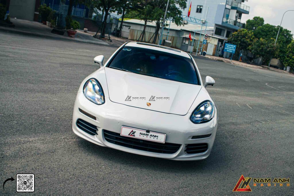 Khoang lái Panamera facelift 2018 – hiện đại, tối giản và đậm chất thể thao.