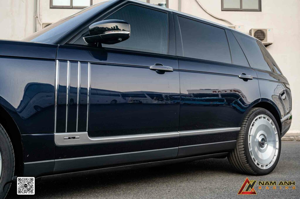 Ốp hông sắc nét làm nổi bật dáng xe, đồng thời hỗ trợ luồng gió tối ưu khi di chuyển