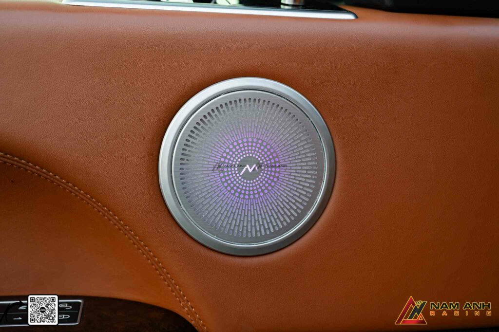 Loa Burmester không chỉ phát ra âm thanh, mà còn tạo nên trải nghiệm âm nhạc đẳng cấp giữa lòng khoang lái.