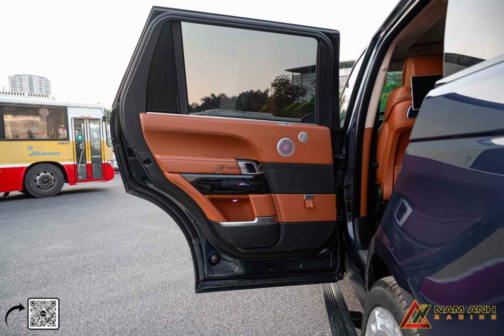 hông gian bên trong xe trở nên đậm chất công nghệ và nghệ thuật nhờ thiết kế loa Burmester.