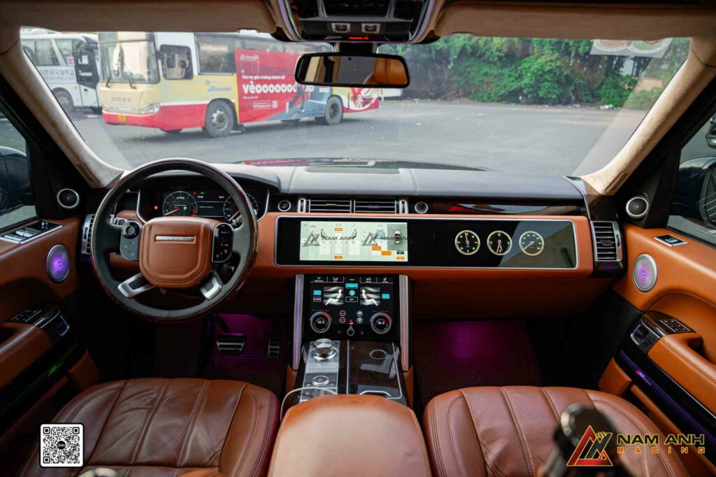 Khoang lái như được khoác áo mới khi thay đổi vô lăng và cụm phím điều khiển đồng bộ