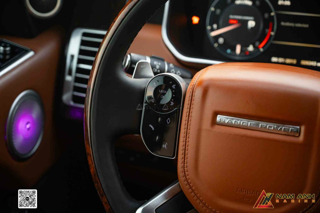 Chỉ một chi tiết nhỏ như vô lăng cũng đủ nâng tầm toàn bộ không gian nội thất.

